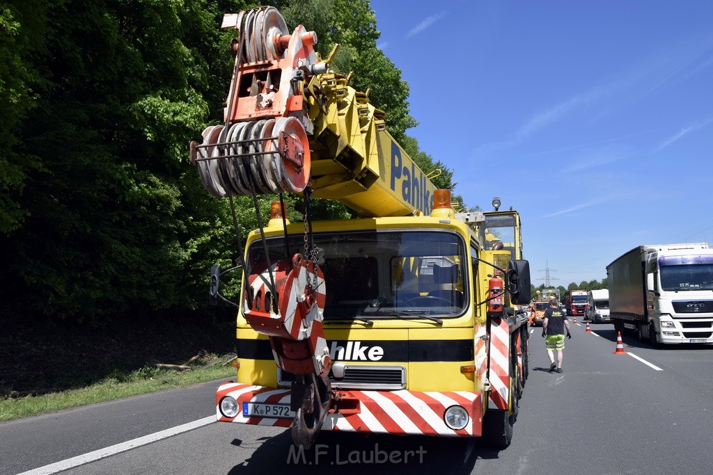 LKW in Boeschung A 3 Rich Frankfurt Hoehe Roesrath Lohmar P256.JPG - Miklos Laubert